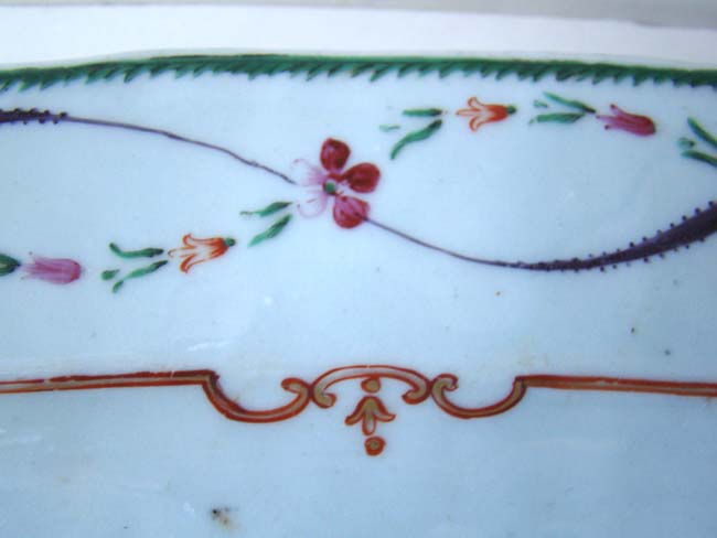 A fine Chinese export porcelain "Famille rose" serving platter circa 1770-1790 — image 3